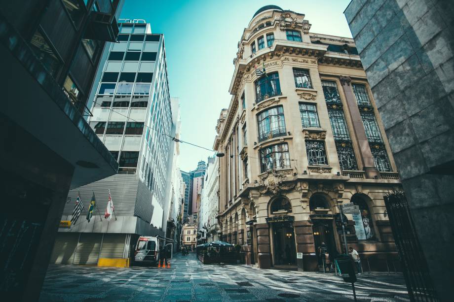 <strong>1. <a href="https://viajeaqui.abril.com.br/estabelecimentos/br-sp-sao-paulo-atracao-centro-cultural-banco-do-brasil" rel="Centro Cultural Banco do Brasil" target="_blank">Centro Cultural Banco do Brasil</a></strong> Construída em 1901, a antiga sede do Banco é palco de diversas expressões artísticas – como as exposições que costumam ocupar três andares do prédio. Tem teatro, cinema e café com mesas nas calçadas <strong>1. <a href="https://viajeaqui.abril.com.br/estabelecimentos/br-sp-sao-paulo-atracao-centro-cultural-banco-do-brasil" rel="Centro Cultural Banco do Brasil" target="_blank">Centro Cultural Banco do Brasil</a></strong> Construída em 1901, a antiga sede do Banco é palco de diversas expressões artísticas – como as exposições que costumam ocupar três andares do prédio. Tem teatro, cinema e café com mesas nas calçadas