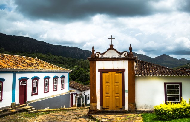 <strong>2. Museu da Liturgia </strong>–<strong> Tiradentes</strong> Inaugurado em 2012, o <a href="https://www.museudaliturgia.com.br/" target="_blank" rel="noopener">Museu da Liturgia</a> exibe mais de 400 peças ligadas à liturgia católica, confeccionadas entre os séculos 17 e 20. Vale prestar atenção nos detalhes: no pátio externo, em cada banco de pedra ouve-se uma mensagem sonora ou música sacra diferente; e o piso do hall de entrada forma um mosaico, que lembra os tapetes de serragem típicos de algumas celebrações. Instalações audiovisuais e terminais multimídia complementam o acervo <a href="https://www.booking.com/city/br/tiradentes.pt-br.html?aid=332455&label=viagemabril-13-atracoes-historicas-mg" target="_blank" rel="noopener"><em>Reserve o seu hotel em Tiradentes (MG)</em></a>