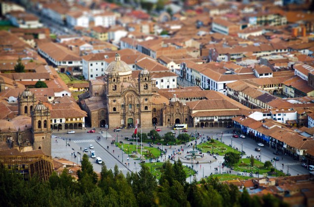 Ruas estreitas, becos de pedra e construções antigas, muitas delas registradas como herança do Império Inca, fizeram Cusco ser listada como Patrimônio Histórico da Humanidade pela Unesco. O Centro Histórico da cidade, por outro lado, é marcado por casas e edifícios construídos no estilo colonial e barroco andino, como a <a href="https://viajeaqui.abril.com.br/estabelecimentos/peru-cusco-atracao-catedral-de-cusco" target="_blank">Iglesia de La Compañia</a>, erguida pelos jesuítas no século 16 sobre um palácio inca. É aqui que acontece o Festival Inti Raymi, uma celebração peruana aos seus antepassados que inclui apresentações de teatro, dança e barracas com comidinhas