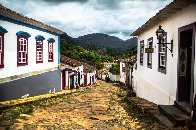 As ruas estreitas com calçamento de pedra de Tiradentes conduzem por entre o casario colonial e igrejas barrocas, onde, durante o dia, o som das charretes ecoa num cenário emoldurado pela Serra de São José