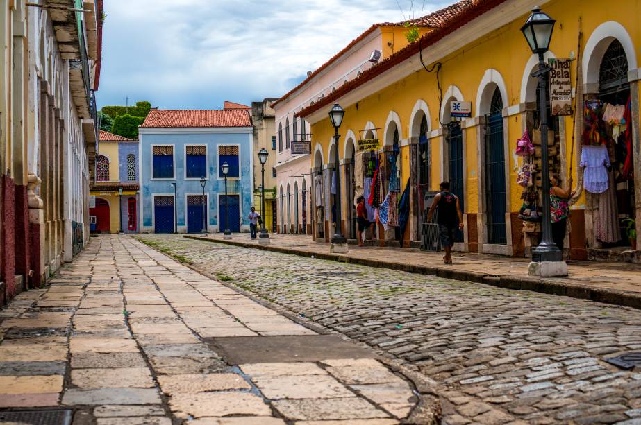 <strong>Centro Histórico de São Luís, Maranhão</strong> A capital maranhense é uma mistura só: colonizada por franceses, ela também foi ocupada por holandeses antes da chegada definitiva do povo português. Datada do século 17, a cidade foi tombada em 1997 graças à preservação das ruas retangulares e da arquitetura colonial - uma herança de Portugal. A cidade manteve-se preservada devido à estagnação econômica que sofreu no começo do século 20. Além disso, pode-se observar caminhando pelas ruas históricas a enorme coleção de azulejos portugueses, que enfeitam as fachadas e os interiores dos casarões antigos.   <a href="https://www.booking.com/searchresults.pt-br.html?aid=332455&sid=605c56653290b80351df808102ac423d&sb=1&src=index&src_elem=sb&error_url=https%3A%2F%2Fwww.booking.com%2Findex.pt-br.html%3Faid%3D332455%3Bsid%3D605c56653290b80351df808102ac423d%3Bsb_price_type%3Dtotal%26%3B&ss=S%C3%A3o+Lu%C3%ADs%2C+Maranh%C3%A3o%2C+Brasil&checkin_monthday=&checkin_month=&checkin_year=&checkout_monthday=&checkout_month=&checkout_year=&no_rooms=1&group_adults=2&group_children=0&b_h4u_keep_filters=&from_sf=1&ss_raw=S%C3%A3o+Lu%C3%ADs&ac_position=0&ac_langcode=xb&dest_id=-671519&dest_type=city&iata=SLZ&place_id_lat=-2.53192&place_id_lon=-44.29333&search_pageview_id=462481c96cd102a0&search_selected=true&search_pageview_id=462481c96cd102a0&ac_suggestion_list_length=5&ac_suggestion_theme_list_length=0" target="_blank" rel="noopener"><em>Busque hospedagens em São Luís</em></a>