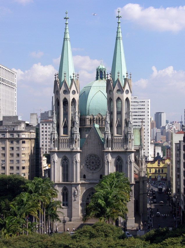 <a href="https://viajeaqui.abril.com.br/estabelecimentos/br-sp-sao-paulo-atracao-catedral-metropolitana-se" rel="Catedral da Sé"><strong>Catedral da Sé</strong></a><br /> Um dos cinco maiores templos neogóticos do mundo, a catedral é enorme: tem 111 metros de comprimento, 46 metros de largura, 92 metros de altura e ocupa um quarteirão inteiro. Do lado de dentro, os dois mosaicos laterais têm estilo bizantino, e há elementos brasileiros como o tucano e o tatu esculpidos no topo das colunas. Visite a cripta (R$ 5, todos os dias), uma capela subterrânea onde estão enterrados alguns personagens da história de São Paulo, como o cacique Tibiriçá. Na Praça da Sé, em frente, fica o Marco Zero da cidade. <a href="https://viajeaqui.abril.com.br/estabelecimentos/br-sp-sao-paulo-atracao-catedral-metropolitana-se" rel="Catedral da Sé"><strong>Catedral da Sé</strong></a><br /> Um dos cinco maiores templos neogóticos do mundo, a catedral é enorme: tem 111 metros de comprimento, 46 metros de largura, 92 metros de altura e ocupa um quarteirão inteiro. Do lado de dentro, os dois mosaicos laterais têm estilo bizantino, e há elementos brasileiros como o tucano e o tatu esculpidos no topo das colunas. Visite a cripta (R$ 5, todos os dias), uma capela subterrânea onde estão enterrados alguns personagens da história de São Paulo, como o cacique Tibiriçá. Na Praça da Sé, em frente, fica o Marco Zero da cidade.