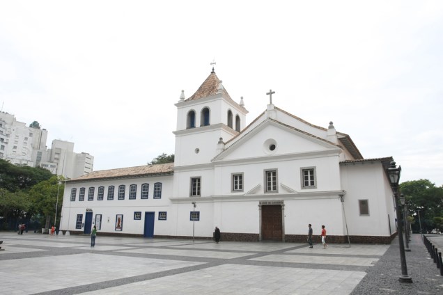 <a href="https://viajeaqui.abril.com.br/estabelecimentos/br-sp-sao-paulo-atracao-pateo-do-collegio" rel="Pateo do Collegio"><strong>Pateo do Collegio</strong></a><br /> A construção já não é a mesma de 1554, quando foi criada a escola de jesuítas que deu origem a São Paulo. Daquela época, só resta uma parede de taipa de pilão, de 1585. O Museu e a Capela Padre Anchieta foram erguidos em 1979, após o edifício ter servido de Palácio dos Governadores (a partir de 1765) e de Secretaria da Educação do Estado de São Paulo (a partir de 1932). O legado histórico reside no local de fundação da capital paulistana e no acervo do museu, composto de quase 700 objetos, entre os quais estão as relíquias do beato numa sala da igreja, a maquete da cidade no século 16 e obras de arte sacra. <a href="https://viajeaqui.abril.com.br/estabelecimentos/br-sp-sao-paulo-atracao-pateo-do-collegio" rel="Pateo do Collegio"><strong>Pateo do Collegio</strong></a><br /> A construção já não é a mesma de 1554, quando foi criada a escola de jesuítas que deu origem a São Paulo. Daquela época, só resta uma parede de taipa de pilão, de 1585. O Museu e a Capela Padre Anchieta foram erguidos em 1979, após o edifício ter servido de Palácio dos Governadores (a partir de 1765) e de Secretaria da Educação do Estado de São Paulo (a partir de 1932). O legado histórico reside no local de fundação da capital paulistana e no acervo do museu, composto de quase 700 objetos, entre os quais estão as relíquias do beato numa sala da igreja, a maquete da cidade no século 16 e obras de arte sacra.