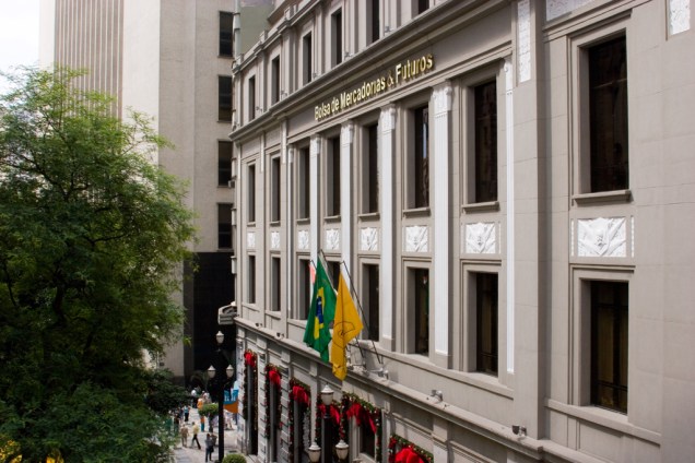 <strong>Bolsa de Valores de São Paulo</strong><br /> O prédio de estilo neoclássico tardio remonta à década de 1940 e foi adquirido pela Bovespa em 1986. Por dentro, as escadas são feitas de mármore italiano, e o prédio está recheado de obras de arte e móveis clássicos. A Bolsa de Mercados e Futuros Bovespa é aberta a visitas de segunda a sábado, das 10h às 17h, e a atendimento a grupos agendados de mais de 20 pessoas. Os visitantes têm acesso ao Cinema 3D, ao Centro de Memória, à boutique e ao Café da Bolsa. <strong>Bolsa de Valores de São Paulo</strong><br /> O prédio de estilo neoclássico tardio remonta à década de 1940 e foi adquirido pela Bovespa em 1986. Por dentro, as escadas são feitas de mármore italiano, e o prédio está recheado de obras de arte e móveis clássicos. A Bolsa de Mercados e Futuros Bovespa é aberta a visitas de segunda a sábado, das 10h às 17h, e a atendimento a grupos agendados de mais de 20 pessoas. Os visitantes têm acesso ao Cinema 3D, ao Centro de Memória, à boutique e ao Café da Bolsa.