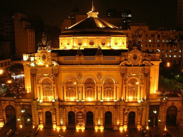 <a href="https://viajeaqui.abril.com.br/estabelecimentos/br-sp-sao-paulo-atracao-theatro-municipal" rel="Theatro Municipal"><strong>Theatro Municipal</strong></a><br /> É um ícone do Centro da cidade, com fachada inspirada na Ópera de Paris. O teatro foi projetado em 1911, por Ramos de Azevedo e os italianos Cláudio e Domiziano Rossi, para receber a elite paulistana. Abrigou a Semana de Arte Moderna em 1922, movimento que buscou renovar a cultura brasileira com a arte modernista. Por fora, o prédio exibe traços renascentistas barrocos do século XVII. Em seu interior, essas características são acompanhadas de vitrais, mosaicos e de um lustre com 7 mil cristais belgas. É a sede da Orquestra Sinfônica Municipal e do Balé da Cidade de São Paulo. Em 2011, o Theatro Municipal de São Paulo completa 100 anos. <a href="https://viajeaqui.abril.com.br/estabelecimentos/br-sp-sao-paulo-atracao-theatro-municipal" rel="Theatro Municipal"><strong>Theatro Municipal</strong></a><br /> É um ícone do Centro da cidade, com fachada inspirada na Ópera de Paris. O teatro foi projetado em 1911, por Ramos de Azevedo e os italianos Cláudio e Domiziano Rossi, para receber a elite paulistana. Abrigou a Semana de Arte Moderna em 1922, movimento que buscou renovar a cultura brasileira com a arte modernista. Por fora, o prédio exibe traços renascentistas barrocos do século XVII. Em seu interior, essas características são acompanhadas de vitrais, mosaicos e de um lustre com 7 mil cristais belgas. É a sede da Orquestra Sinfônica Municipal e do Balé da Cidade de São Paulo. Em 2011, o Theatro Municipal de São Paulo completa 100 anos.