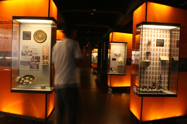 <a href="https://viajeaqui.abril.com.br/estabelecimentos/br-sp-sao-paulo-atracao-museu-da-lingua-portuguesa" rel="Museu da Lígua Portuguesa"><strong>Museu da Lígua Portuguesa</strong></a><br /> Antigo por fora e moderno por dentro, trata-se de um verdadeiro planetário das palavras revestido pela Estação da Luz, patrimônio histórico do século 19. No segundo andar, há uma exposição de painéis com um pouco da história do edifício sede da Estação e da restauração feita antes da implantação do museu. Planejado durante três anos por uma equipe de 35 profissionais, ele abusa de tecnologia digital e de jogos interativos que brincam com as palavras para transformar o aprendizado em uma atividade lúdica. <a href="https://viajeaqui.abril.com.br/estabelecimentos/br-sp-sao-paulo-atracao-museu-da-lingua-portuguesa" rel="Museu da Lígua Portuguesa"><strong>Museu da Lígua Portuguesa</strong></a><br /> Antigo por fora e moderno por dentro, trata-se de um verdadeiro planetário das palavras revestido pela Estação da Luz, patrimônio histórico do século 19. No segundo andar, há uma exposição de painéis com um pouco da história do edifício sede da Estação e da restauração feita antes da implantação do museu. Planejado durante três anos por uma equipe de 35 profissionais, ele abusa de tecnologia digital e de jogos interativos que brincam com as palavras para transformar o aprendizado em uma atividade lúdica.