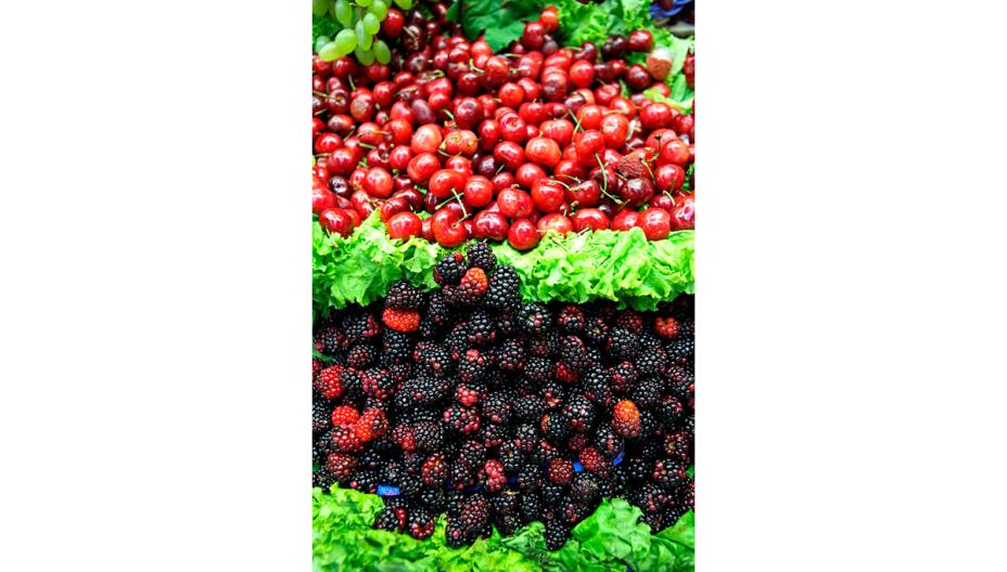 É fácil encontrar cerejas e amoras frescas É fácil encontrar cerejas e amoras frescas