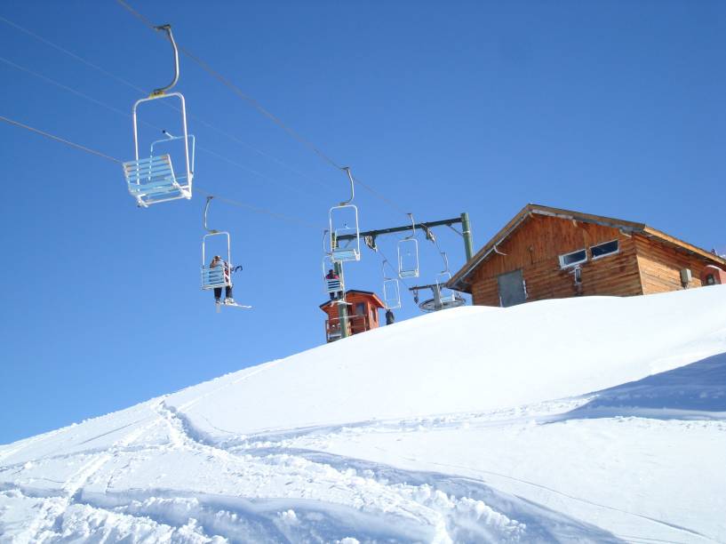 <strong><a href="https://viajeaqui.abril.com.br/estabelecimentos/ar-villa-la-angostura-atracao-cerro-bayo" rel="Cerro Bayo" target="_blank">Cerro Bayo</a>, <a href="https://viajeaqui.abril.com.br/cidades/ar-villa-la-angostura" rel="Villa La Angostura" target="_blank">Villa La Angostura</a>, <a href="https://viajeaqui.abril.com.br/paises/argentina" rel="Argentina" target="_blank">Argentina</a></strong> Rodeada por um bosque e com vistas para o Lago Nahuel Huapi e cordilheira, Cerro Bayo é tão agradável quanto a região em que se localiza. A estação é queridinha entre os esquiadores um pouco mais experientes, com pistas de nível intermediário. Passeios para explorar a especial natureza e geografia do lugar são recomendados. A ambientação alpina de várias hospedagem atrai muitos turistas <strong><a href="https://viajeaqui.abril.com.br/estabelecimentos/ar-villa-la-angostura-atracao-cerro-bayo" rel="Cerro Bayo" target="_blank">Cerro Bayo</a>, <a href="https://viajeaqui.abril.com.br/cidades/ar-villa-la-angostura" rel="Villa La Angostura" target="_blank">Villa La Angostura</a>, <a href="https://viajeaqui.abril.com.br/paises/argentina" rel="Argentina" target="_blank">Argentina</a></strong> Rodeada por um bosque e com vistas para o Lago Nahuel Huapi e cordilheira, Cerro Bayo é tão agradável quanto a região em que se localiza. A estação é queridinha entre os esquiadores um pouco mais experientes, com pistas de nível intermediário. Passeios para explorar a especial natureza e geografia do lugar são recomendados. A ambientação alpina de várias hospedagem atrai muitos turistas