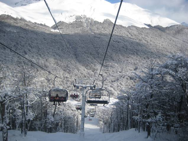 <strong><a href="https://viajeaqui.abril.com.br/estabelecimentos/ar-ushuaia-atracao-cerro-castor" rel="Cerro Castor" target="_blank">Cerro Castor</a>, <a href="https://viajeaqui.abril.com.br/cidades/ar-ushuaia" rel="Ushuaia" target="_blank">Ushuaia</a>, <a href="https://viajeaqui.abril.com.br/paises/argentina" rel="Argentina" target="_blank">Argentina</a></strong> A Terra do Fogo também tem muito gelo! Apelidada de “fim do mundo” - por conta da sua localização na curvinha da extremidade sul do planeta - a estação é uma das melhores da Argentina. Sua posição privilegiada também afeta a duração da temporada de esqui, que permanece por mais tempo do que os outros complexos argentinos e tem uma das melhores neves do continente, bem fofa e fresca <strong><a href="https://viajeaqui.abril.com.br/estabelecimentos/ar-ushuaia-atracao-cerro-castor" rel="Cerro Castor" target="_blank">Cerro Castor</a>, <a href="https://viajeaqui.abril.com.br/cidades/ar-ushuaia" rel="Ushuaia" target="_blank">Ushuaia</a>, <a href="https://viajeaqui.abril.com.br/paises/argentina" rel="Argentina" target="_blank">Argentina</a></strong> A Terra do Fogo também tem muito gelo! Apelidada de “fim do mundo” - por conta da sua localização na curvinha da extremidade sul do planeta - a estação é uma das melhores da Argentina. Sua posição privilegiada também afeta a duração da temporada de esqui, que permanece por mais tempo do que os outros complexos argentinos e tem uma das melhores neves do continente, bem fofa e fresca