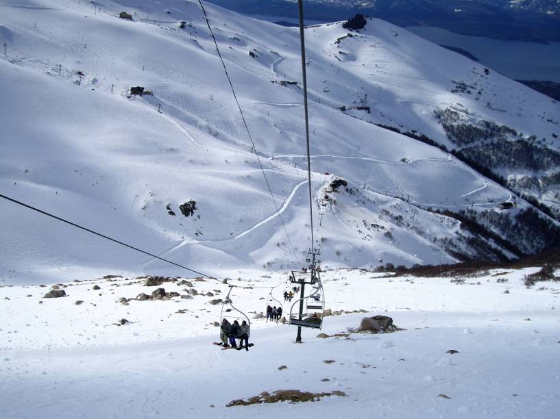 <strong><a href="https://viajeaqui.abril.com.br/estabelecimentos/ar-bariloche-atracao-cerro-catedral" rel="Cerro Catedral" target="_blank">Cerro Catedral</a>, <a href="https://viajeaqui.abril.com.br/cidades/ar-bariloche" rel="Bariloche" target="_blank">Bariloche</a>, <a href="https://viajeaqui.abril.com.br/paises/argentina" rel="Argentina" target="_blank">Argentina</a></strong> A estação mais queridinha entre os brasileiros é Cerro Catedral. Isso porque ela se localiza em Bariloche, um dos destinos mais visitados da Argentina. Justamente pela popularidade, é ela que oferece a maior estrutura de todo o país: são 53 pistas - a grande maioria com níveis intermediário e avançado - e 39 meios de elevação! <strong><a href="https://viajeaqui.abril.com.br/estabelecimentos/ar-bariloche-atracao-cerro-catedral" rel="Cerro Catedral" target="_blank">Cerro Catedral</a>, <a href="https://viajeaqui.abril.com.br/cidades/ar-bariloche" rel="Bariloche" target="_blank">Bariloche</a>, <a href="https://viajeaqui.abril.com.br/paises/argentina" rel="Argentina" target="_blank">Argentina</a></strong> A estação mais queridinha entre os brasileiros é Cerro Catedral. Isso porque ela se localiza em Bariloche, um dos destinos mais visitados da Argentina. Justamente pela popularidade, é ela que oferece a maior estrutura de todo o país: são 53 pistas - a grande maioria com níveis intermediário e avançado - e 39 meios de elevação!