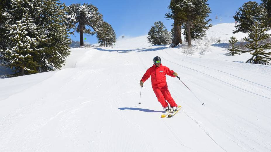 <strong>Cerro Caviahue, <a href="https://viajeaqui.abril.com.br/paises/argentina" rel="Argentina" target="_blank">Argentina</a></strong> As 22 pistas, acompanhadas de 13 meios de elevação, também são conhecidas por uma neve de boa qualidade. Mas a referencia da estação é outra. O snowkiting, um esporte que mistura paraquedismo com esqui, é o diferencial do Cerro Caviahue e o único na <a href="https://viajeaqui.abril.com.br/continentes/america-do-sul" rel="América do Sul" target="_blank">América do Sul</a> <strong>Cerro Caviahue, <a href="https://viajeaqui.abril.com.br/paises/argentina" rel="Argentina" target="_blank">Argentina</a></strong> As 22 pistas, acompanhadas de 13 meios de elevação, também são conhecidas por uma neve de boa qualidade. Mas a referencia da estação é outra. O snowkiting, um esporte que mistura paraquedismo com esqui, é o diferencial do Cerro Caviahue e o único na <a href="https://viajeaqui.abril.com.br/continentes/america-do-sul" rel="América do Sul" target="_blank">América do Sul</a>