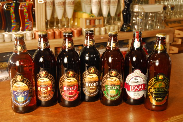 Cervejas à venda na loja do bar Baden Baden, em Campos do Jordão