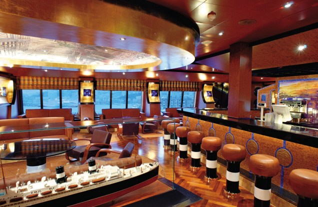 Interior de um dos 11 bares do navio