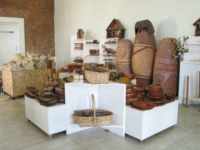 Os animais do pantanal, em gesso e cerâmica, são os itens mais populares da Casa do artesão