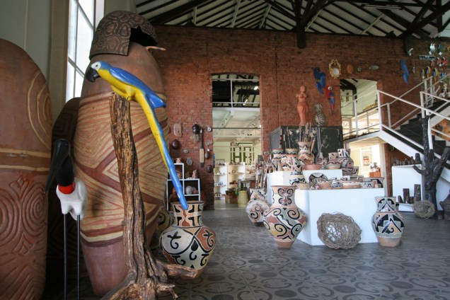 A Casa do Artesão reúne cerâmica indígena, tapeçaria, bordados e artesanato popular de quase 1,5 mil artesãos de todo o estado