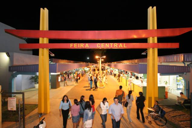 A Feira Central reúne boxes que vendem roupas, artesanatos, artigos importados, frutas e verduras A Feira Central reúne boxes que vendem roupas, artesanatos, artigos importados, frutas e verduras