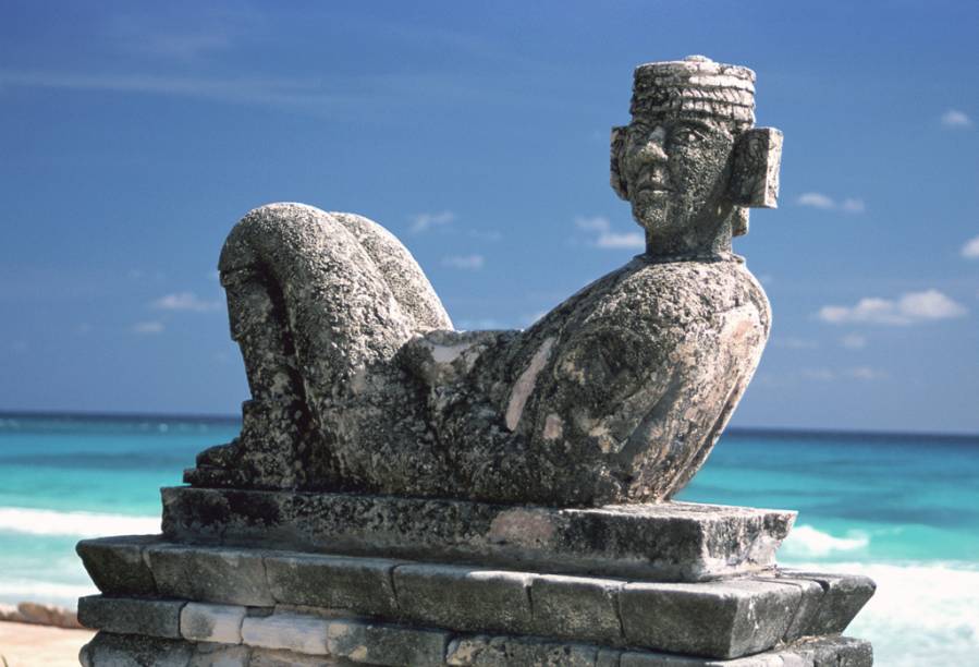 O Chacmool é uma estátua frequentemente encontrada em sítios toltecas e maias. Sua função ou quem ele representa ainda é um mistério. O próprio nome chacmool é uma criação relativamente recente