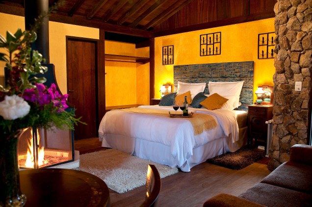 Nas amplas acomodações do hotel Mauá Brasil, em Visconde de Mauá, há travesseiros de pluma de ganso, camas enormes e hidro