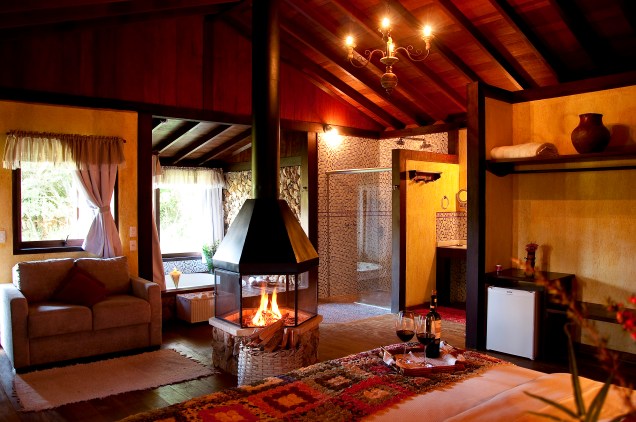 Todos os chalés do hotel Mauá Brasil, em Visconde de Mauá, possuem hidromassagem dupla com vista panorâmica, lareira, sistema de aquecimento e frigobar 
