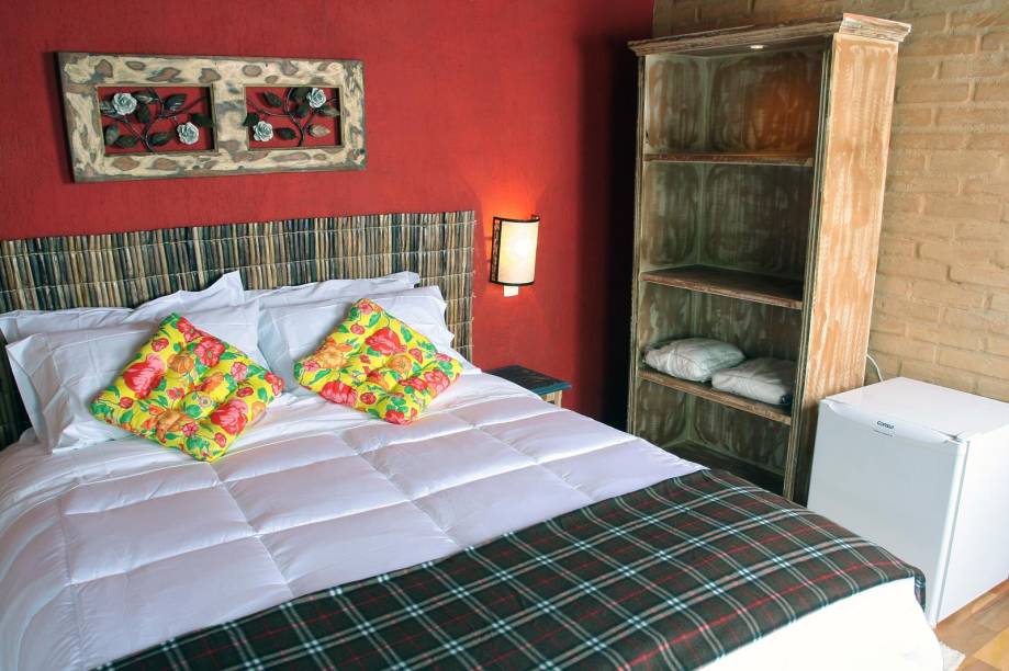 Quarto do chalé Queen da pousada Villa Catarina, em Gonçalves, Minas Gerais
