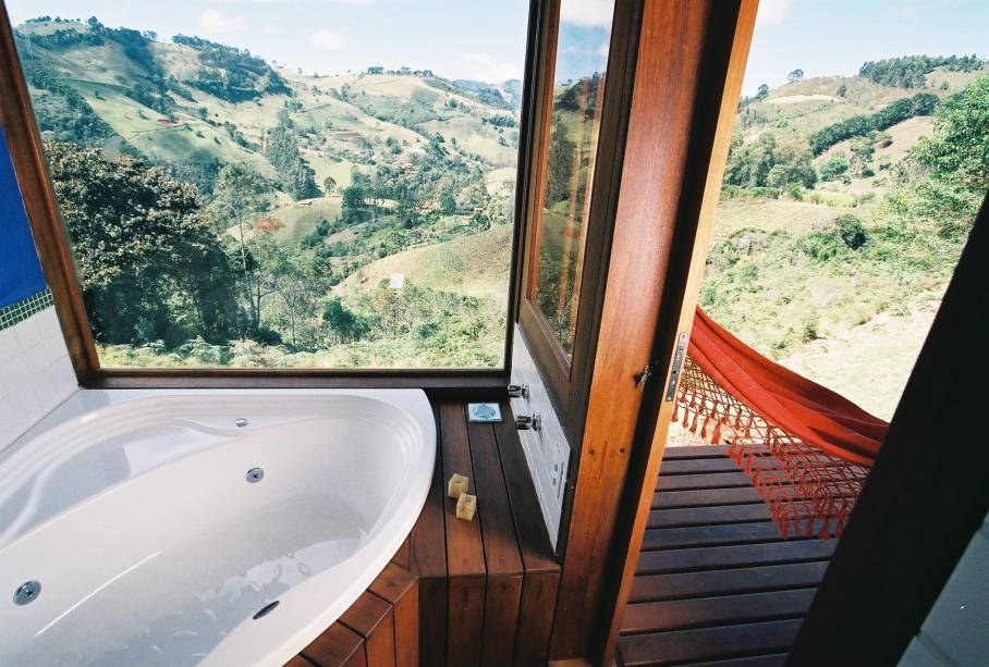 Banheira do chalé Queen da pousada Villa Catarina, em Gonçalves, Minas Gerais