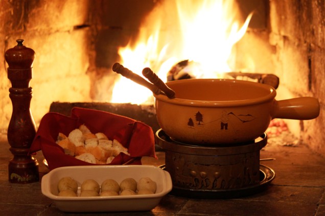 <a href="https://viajeaqui.abril.com.br/estabelecimentos/br-pr-curitiba-restaurante-chalet-suisse" rel="Chalet Suisse, Curitiba (PR)"><strong>Chalet Suisse, Curitiba (PR)</strong></a><br /> O restaurante construído para parecer um chalé alpino tem menu degustação com todos os sabores da casa: fondue de queijos suíços, seguido do oriental ou bourguignonne (tradicional fondue de carne suíço, de fatias de filet mignon tipo carpaccio cozidos em um consommé temperado) e, para finalizar, fondue de chocolate. O de queijos suíços (foto), acompanhado de pães e mini batatas cozidas, é preparado com appenzeller, ementhal e raclette. <em>R. Francisco Dallalibera, 1428 (Sta. Felicidade), (41) 3364-7889 </em> <a href="https://viajeaqui.abril.com.br/estabelecimentos/br-pr-curitiba-restaurante-chalet-suisse" rel="Chalet Suisse, Curitiba (PR)"><strong>Chalet Suisse, Curitiba (PR)</strong></a><br /> O restaurante construído para parecer um chalé alpino tem menu degustação com todos os sabores da casa: fondue de queijos suíços, seguido do oriental ou bourguignonne (tradicional fondue de carne suíço, de fatias de filet mignon tipo carpaccio cozidos em um consommé temperado) e, para finalizar, fondue de chocolate. O de queijos suíços (foto), acompanhado de pães e mini batatas cozidas, é preparado com appenzeller, ementhal e raclette. <em>R. Francisco Dallalibera, 1428 (Sta. Felicidade), (41) 3364-7889 </em>