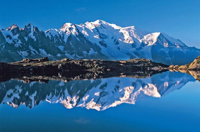 O lago Chèserys, espelho dos Alpes - além de esquiar, é possível fazer trilhas para conhecer as belezas naturais e a vida selvagem de Chamonix