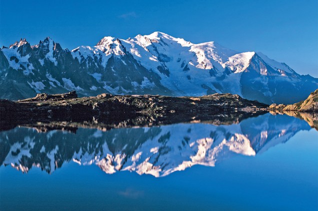 O lago Chèserys, espelho dos <a href="https://viajeaqui.abril.com.br/cidades/franca-alpes-franceses" rel="Alpes Franceses" target="_blank">Alpes Franceses</a>, fica em <a href="https://viajeaqui.abril.com.br/materias/esqui-e-vida-selvagem-na-francesa-chamonix" rel="Chamonix">Chamonix</a>