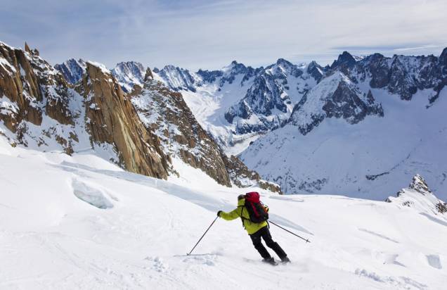 Esquiador desliza em uma das pistas de Chamonix, na França