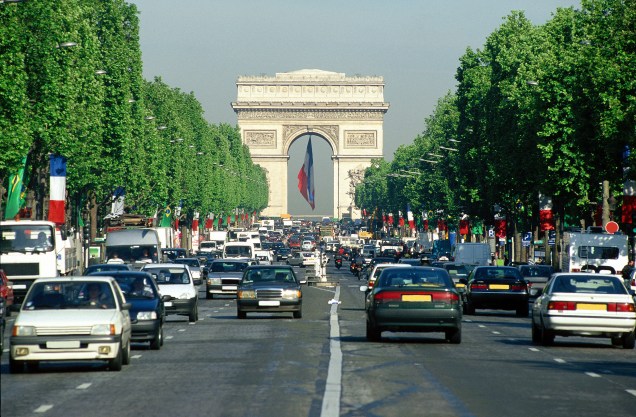 Um dos momentos mais emblemáticos da Avenida Champs-Élysées é no 14 de julho, quando ocorre uma parada militar em memória à Queda da Bastilha