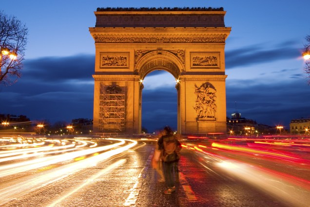 A avenida Champs-Élysées termina na Place Charles de Gaulle, onde está o Arco do Triunfo