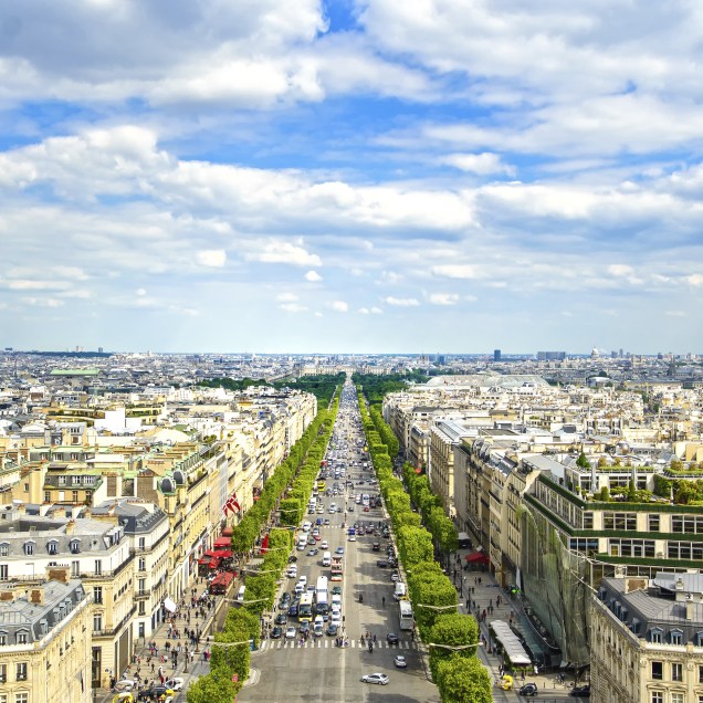 Vista da arborizada Champs-Élysées; a avenida tem cerca de 2 quilômetros de extensão