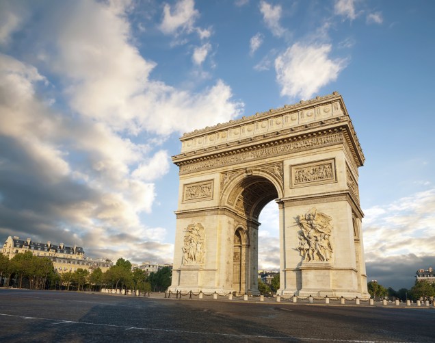A Champs-Élysées é tão famosa que tem até música em sua homenagem: em 1969, Joe Dassin compôs "Les Champs-Élysées", e a música tornou-se um hino da avenida