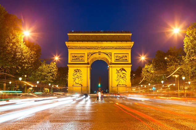 É na Champs-Élysées que ocorre a grande festa de Réveillon em Paris, bem como as principais celebrações de conquistas militares ou esportivas