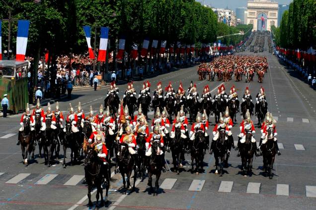 Estopim da Revolução Francesa, a queda da odiada prisão-fortaleza da Bastilha (que acabou virando pó, e hoje, em seu lugar, encontra-se um belo salão de ópera) é comemorada até hoje na <a href="http://viajeaqui.abril.com.br/paises/franca" target="_blank">França</a> como seu dia nacional.O centro das comemorações é a avenida Champs-Elysées, <a href="http://viajeaqui.abril.com.br/cidades/franca-paris" target="_blank">Paris</a>, onde pelotões militares da França e de países convidados desfilam garbosamente entre o belicoso Arco do Triunfo de Napoleão Bonaparte e o Largo da Concórdia, onde estava instalado algumas das guilhotinas do Terror. No ar, caças e bombardeiros provocam "ohs!" da platéia que lota as calçadas
