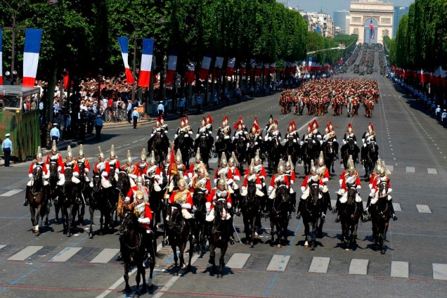 Estopim da Revolução Francesa, a queda da odiada prisão-fortaleza da Bastilha (que acabou virando pó, e hoje, em seu lugar, encontra-se um belo salão de ópera) é comemorada até hoje na <a href="https://viajeaqui.abril.com.br/paises/franca" target="_blank">França</a> como seu dia nacional.O centro das comemorações é a avenida Champs-Elysées, <a href="https://viajeaqui.abril.com.br/cidades/franca-paris" target="_blank">Paris</a>, onde pelotões militares da França e de países convidados desfilam garbosamente entre o belicoso Arco do Triunfo de Napoleão Bonaparte e o Largo da Concórdia, onde estava instalado algumas das guilhotinas do Terror. No ar, caças e bombardeiros provocam "ohs!" da platéia que lota as calçadas