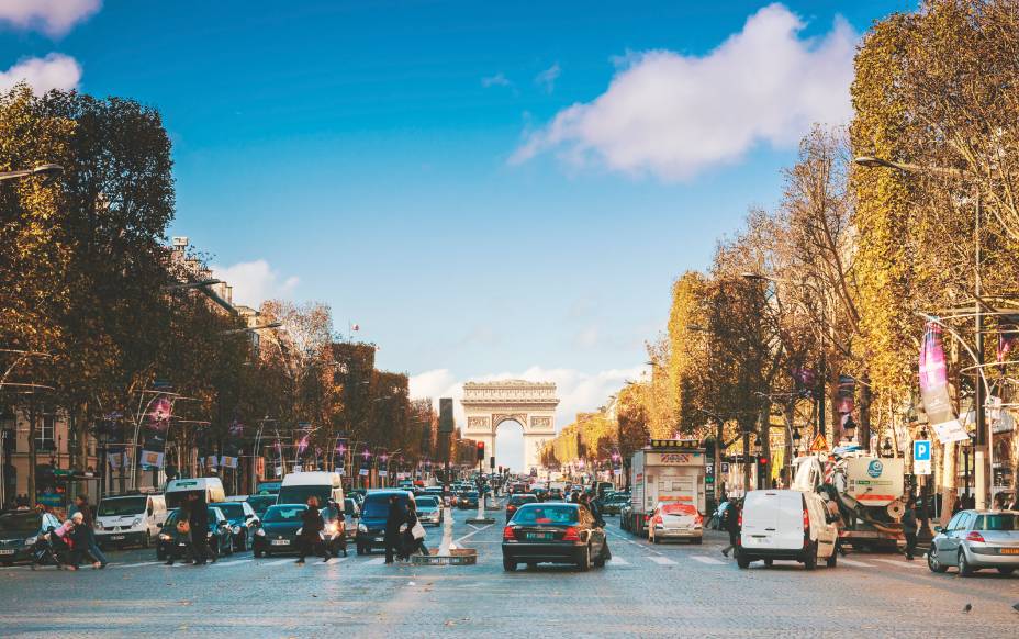 <strong><a href="https://viajeaqui.abril.com.br/estabelecimentos/franca-paris-atracao-champs-elysees" rel="Champs Elysées" target="_blank">Champs Elysées</a>, <a href="https://viajeaqui.abril.com.br/cidades/franca-paris" rel="Paris" target="_blank">Paris</a></strong> São apenas dois os quilômetros que fazem desta uma das avenidas mais icônicas do mundo, simplesmente graças ao seu charme. Além disso, a tradução do nome “Campos Elísios” se refere ao paraíso na mitologia grega. A via parte da Praça da Concórdia e termina na Praça Charles de Gaulle, onde situa-se o <a href="https://viajeaqui.abril.com.br/estabelecimentos/franca-paris-atracao-arco-do-triunfo-arc-de-triomphe" rel="Arco do Triunfo" target="_blank">Arco do Triunfo</a> e de onde parte outras 11 grandes avenidas parisienses <strong><a href="https://viajeaqui.abril.com.br/estabelecimentos/franca-paris-atracao-champs-elysees" rel="Champs Elysées" target="_blank">Champs Elysées</a>, <a href="https://viajeaqui.abril.com.br/cidades/franca-paris" rel="Paris" target="_blank">Paris</a></strong> São apenas dois os quilômetros que fazem desta uma das avenidas mais icônicas do mundo, simplesmente graças ao seu charme. Além disso, a tradução do nome “Campos Elísios” se refere ao paraíso na mitologia grega. A via parte da Praça da Concórdia e termina na Praça Charles de Gaulle, onde situa-se o <a href="https://viajeaqui.abril.com.br/estabelecimentos/franca-paris-atracao-arco-do-triunfo-arc-de-triomphe" rel="Arco do Triunfo" target="_blank">Arco do Triunfo</a> e de onde parte outras 11 grandes avenidas parisienses
