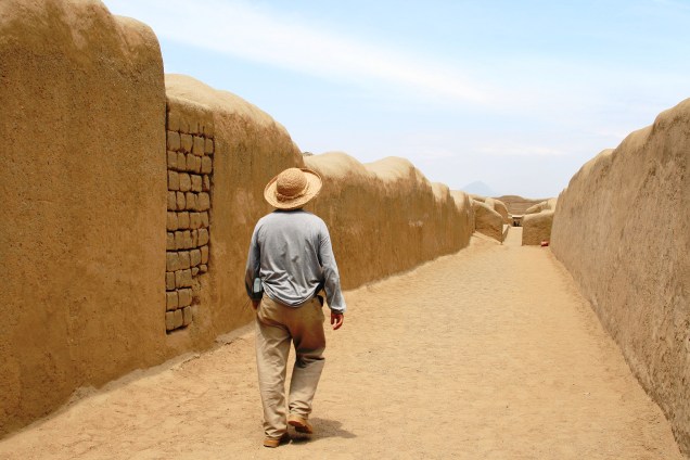 Arqueólogo trabalha nas escavações da cidade de barro de Chan Chan, que fica nos arredores de Trujillo, no Peru