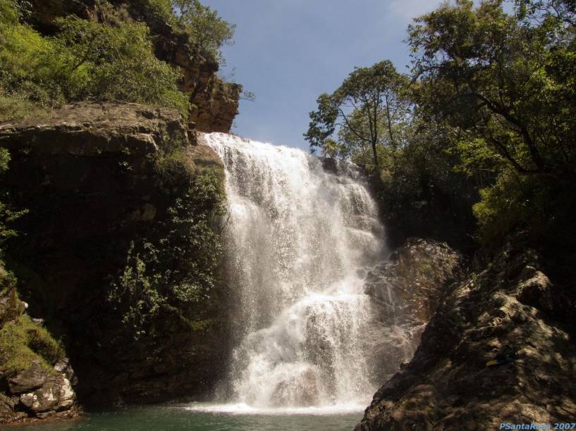 <strong><a href="https://viajeaqui.abril.com.br/estabelecimentos/br-df-brasilia-atracao-chapada-imperial" rel="Chapada Imperial" target="_blank">Chapada Imperial</a> - <a href="https://viajeaqui.abril.com.br/cidades/br-df-brasilia" rel="Brasília" target="_blank">Brasília</a>, DF</strong><br /><br />A chapada mais próxima de Brasília é a dos Veadeiros, em Goiás, correto? Nada disso, no máximo constitui-se na mais conhecida. Ponto culminante do Distrito Federal, com 1 342 metros, a pouco famosa Chapada Imperial está inserida numa área de proteção ambiental de 4 800 hectares. O Cerrado apresenta-se em sua forma mais pura, acompanhado de 33 cachoeiras e muitos poços para banho. Gelados, diga-se de passagem.<br /><br />Monitores conduzem os visitantes pelas três principais trilhas da área, de diferentes distâncias, classificadas como curta (1 km), média (3 km) ou longa (4 km). Cachoeiras e poços para banho são garantia em qualquer trilha. Quem optar pelas duas mais longas, um mirante com uma baita vista indica o fim da jornada. Para alegria dos caminhantes que enfrentaram uma subidinha considerável, o retorno até a sede é feito em um pau-de-arara.<br /><br />Famintos após a caminhada, a energia é reposta com uma vigorosa galinhada. Além das trilhas, arvorismo e tirolesa também estão no menu de opções da Chapada Imperial. As trilhas custam entre R$ 60 e R$ 80, com almoço incluso. Leve dinheiro ou cheque, cartões não são aceitos.<br /><br />Onde fica: Setor de Chácaras, 1Sul, Brazlândia (acesso pelas DF-001 e DF-220, a partir de Sobradinho)<br />Tel. (61) 9965-2461Horário de funcionamento: Sábado e domingo das 9h às 17h30 (agendar). A saída para as trilhas ocorre às 10 horas.<br />Distância do Centro: 38 km, sendo os últimos 16 km em estrada de terra.