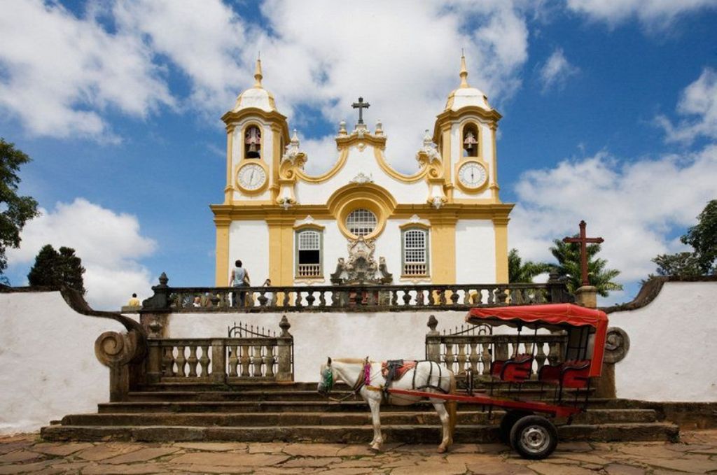 Charrete em frente à Igreja Matriz de Santo Antônio em Tiradentes, Minas Gerais