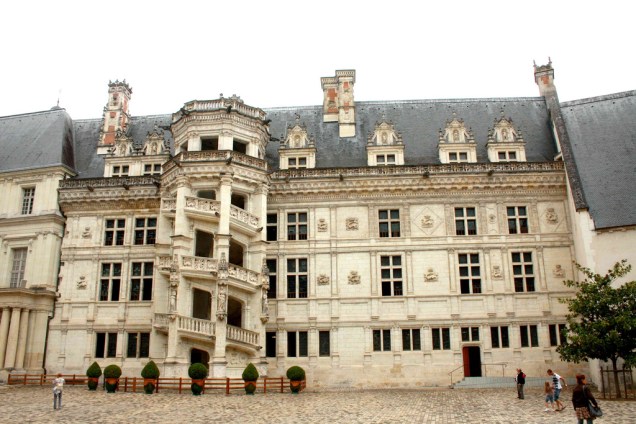 Exterior do castelo de Blois, com sua famosa escadaria