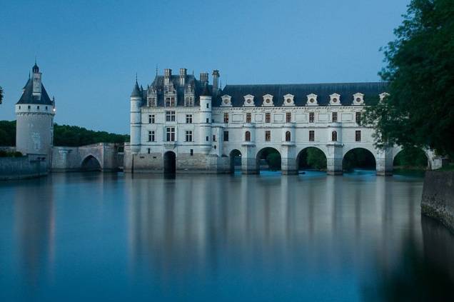 O castelo de Chenonceau possui uma galeria dupla sobre o rio Cher, no Vale do Loire