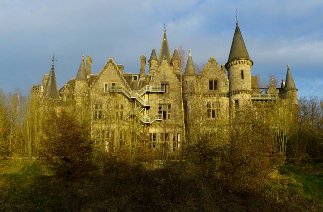 <strong>Château Miranda, <a href="http://viajeaqui.abril.com.br/paises/belgica" rel="Bélgica" target="_blank">Bélgica</a></strong>    Construído em 1866 pelo arquiteto inglês Edward Milner, o castelo neogótico, que também atende pelo nome de Château de Noisy, tinha o objetivo de servir como moradia para o clã francês Liedekerke-Beaufort, que procurava um lugar para fugir durante a Revolução Francesa. Com o falecimento de Edward, a construção ficaria inacabada e sob os cuidados da família até ser invadida por nazistas durante a Segunda Guerra Mundial. Nos anos posteriores, a construção teve várias funções distintas, dentre elas: a moradia de empregados de uma empresa ferroviária, colônia de férias e até orfanato. O estado de completo abandono do local começou em 1991, ano em que a família passou a ter dificuldades em manter a propriedade graças aos altos investimentos que a mesma exigia. Posteriormente, o governo belga tentou adquirir a posse do castelo, mas teve o pedido negado pelos herdeiros e hoje encontra-se inabitado e em estado de ruínas