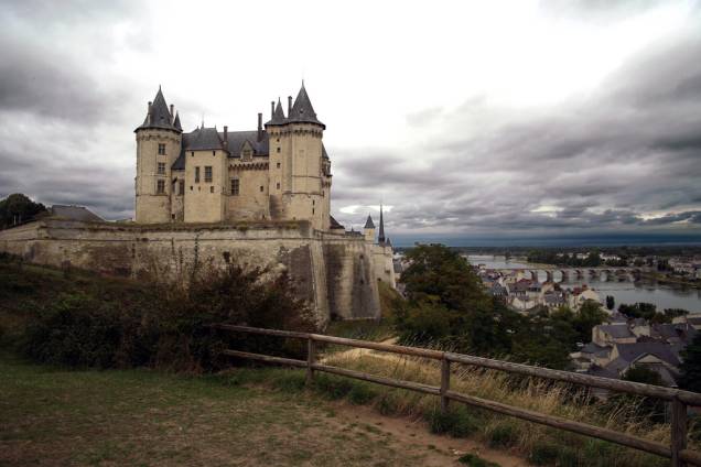 O Castelo de Saumur, do século 14, domina a cidade e o rio Loire, que corre aos seus pés O Castelo de Saumur, do século 14, domina a cidade e o rio Loire, que corre aos seus pés