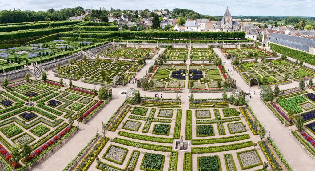 Vista panorâmica do jardim do Château Villandry, no Vale do Loire, França