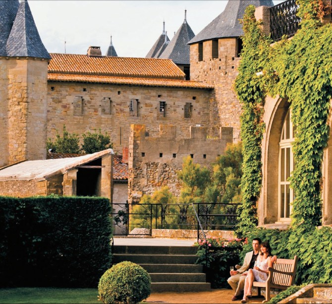 <strong>FORTALEZA</strong> Em Carcassonne, o Château Comtal, com sua dupla muralha, inspirou o castelo da Bela Adormecida