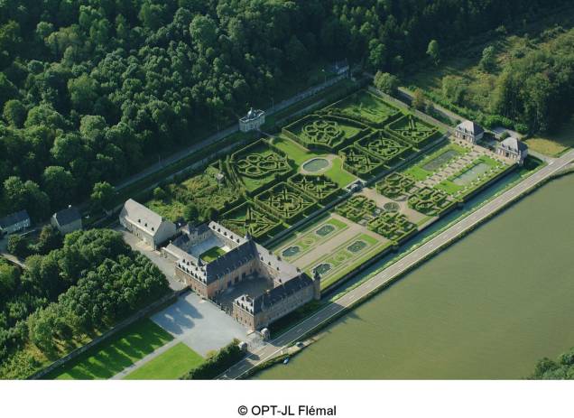 O Chateau de Freyr, na Valônia, é célebre por seu belos jardins ao estilo de Versalhes junto ao rio Meuse