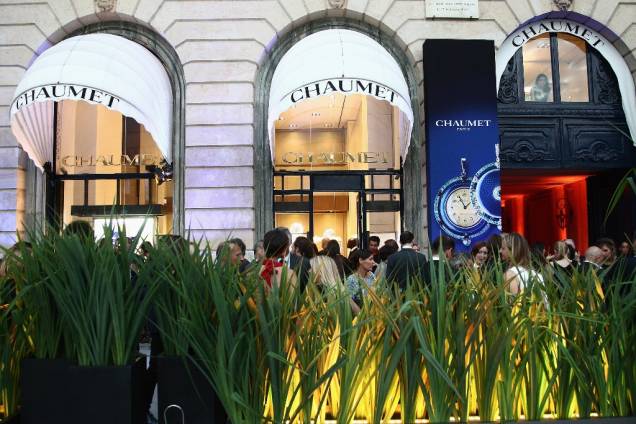 A relojoaria e joalheria Chaumet é um clássico de 200 anos com lojas por todo o mundo. Nenhuma, porém, é mais charmosa que a localizada na Place Vendôme A relojoaria e joalheria Chaumet é um clássico de 200 anos com lojas por todo o mundo. Nenhuma, porém, é mais charmosa que a localizada na Place Vendôme