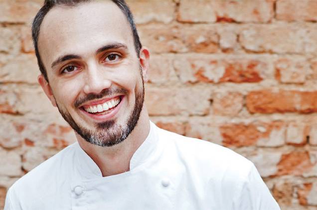 <strong>Chef revelação – Leonardo Paixão</strong> <a href="/estabelecimentos/br-mg-belo-horizonte-restaurante-glouton" rel="Glouton">Glouton</a>, Belo Horizonte/MG Aos 26 anos, após formar-se em medicina, revelação o mineiro Leonardo Paixão decidiu não seguir a profissão. Em vez disso, foi estudar gastronomia durante um ano e meio na Ecole Supérieure de Cuisine Française, em Paris. Indicado pela instituição para estagiar com dois papas da cozinha francesa (Joël Robuchon e Pierre Gagnaire, ambos três-estrelas no Guia Michelin), Leonardo logo virou braço-direito do chef Nicolas Magie no La Cape, de Bordeaux. De lá para cá, sua carreira decolou. De volta a Belo Horizonte, atuou ao lado do chef Rodrigo Fonseca, do francês Taste-Vin – referência local na especialidade e há anos estrelado pelo GUIA QUATRO RODAS. Desde janeiro de 2013, Leonardo está à frente do próprio restaurante, o Glouton (“glutão”, em francês), no bairro de Lourdes – a casa estreia com uma estrela no GUIA BRASIL 2014. Sua proposta: despertar a emoção nas pessoas. “Quero gerar prazer como uma forma de carinho”, diz o chef, hoje com 32 anos. Renovado conforme a disponibilidade dos ingredientes, o menu segue a linha “francomineira”, com espaço para jarret (canela) de cordeiro e papada de porco. De constante, só a crème brûlée, hit do local – e a paixão com que Leonardo comanda a cozinha. <strong>Chef revelação – Leonardo Paixão</strong> <a href="/estabelecimentos/br-mg-belo-horizonte-restaurante-glouton" rel="Glouton">Glouton</a>, Belo Horizonte/MG Aos 26 anos, após formar-se em medicina, revelação o mineiro Leonardo Paixão decidiu não seguir a profissão. Em vez disso, foi estudar gastronomia durante um ano e meio na Ecole Supérieure de Cuisine Française, em Paris. Indicado pela instituição para estagiar com dois papas da cozinha francesa (Joël Robuchon e Pierre Gagnaire, ambos três-estrelas no Guia Michelin), Leonardo logo virou braço-direito do chef Nicolas Magie no La Cape, de Bordeaux. De lá para cá, sua carreira decolou. De volta a Belo Horizonte, atuou ao lado do chef Rodrigo Fonseca, do francês Taste-Vin – referência local na especialidade e há anos estrelado pelo GUIA QUATRO RODAS. Desde janeiro de 2013, Leonardo está à frente do próprio restaurante, o Glouton (“glutão”, em francês), no bairro de Lourdes – a casa estreia com uma estrela no GUIA BRASIL 2014. Sua proposta: despertar a emoção nas pessoas. “Quero gerar prazer como uma forma de carinho”, diz o chef, hoje com 32 anos. Renovado conforme a disponibilidade dos ingredientes, o menu segue a linha “francomineira”, com espaço para jarret (canela) de cordeiro e papada de porco. De constante, só a crème brûlée, hit do local – e a paixão com que Leonardo comanda a cozinha.