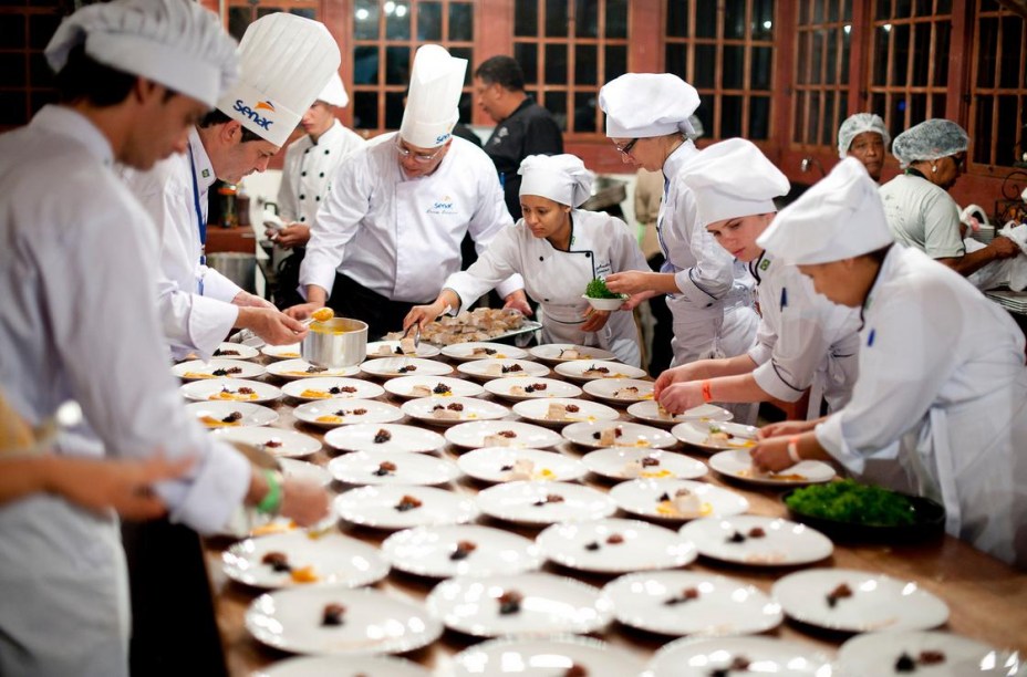 Chefs trabalham durante a última edição do festival, em 2012